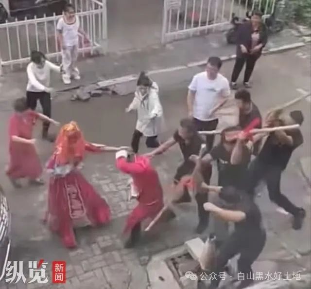 新郎接親時被人持棍追打！