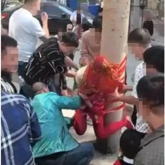 新娘被多名男子拿膠帶綁電線桿上！官方通報