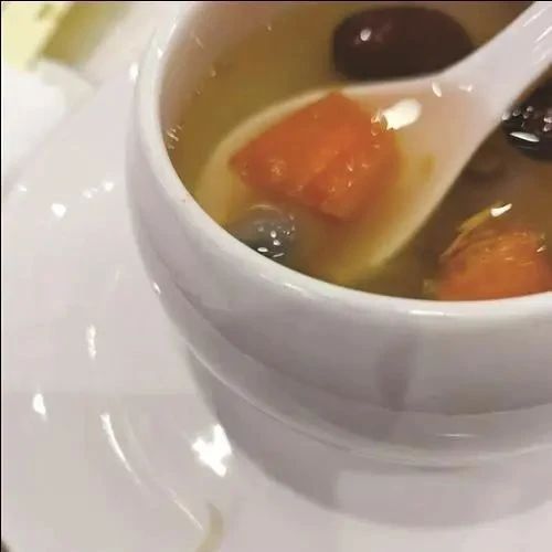 45萬元婚宴吃出異物！